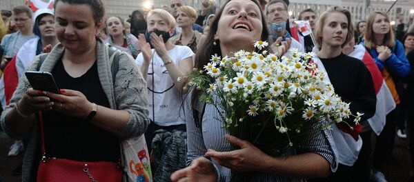 Участники митинга оппозиции на площади Независимости в Минске Участники митинга оппозиции на площади Независимости в Минске - Sputnik Латвия