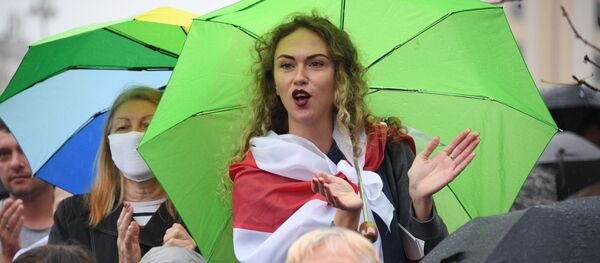 Участники митинга оппозиции на площади Независимости в Минске - Sputnik Латвия