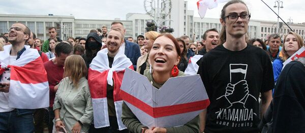 Участники митинга оппозиции на площади Независимости в Минске Участники митинга оппозиции на площади Независимости в Минске - Sputnik Latvija