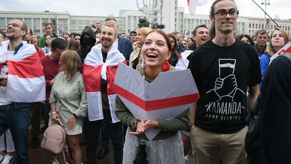 Участники митинга оппозиции на площади Независимости в Минске - Sputnik Latvija