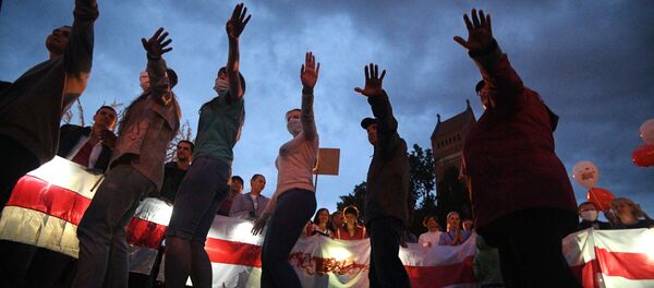 Участники митинга оппозиции на площади Независимости в Минске - Sputnik Латвия