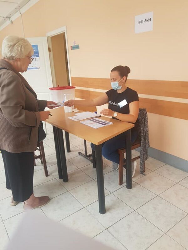 Без очереди и риска заражения: как проходит досрочное голосование на выборах в Риге - Sputnik Латвия