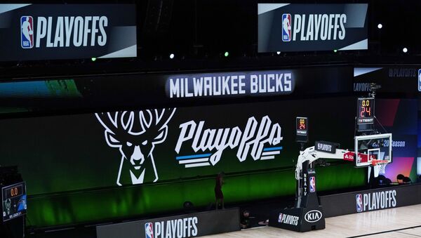Логотип клуба НБА Милуоки Бакс на экране в пустом зале  - Sputnik Латвия