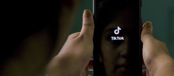 Логотип приложения TikTok на экране мобильного телефона Логотип приложения TikTok на экране мобильного телефона - Sputnik Латвия
