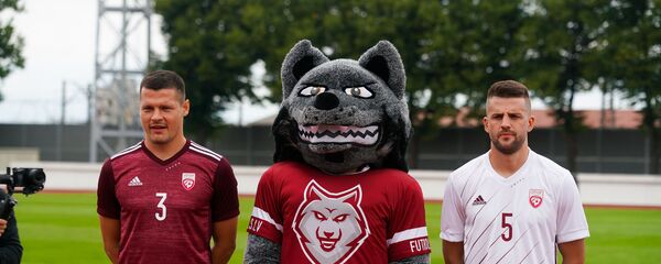 Марцис Ошс, талисман сборной Латвии по футболу волк и Антоний Черномордый (слева направо) - Sputnik Латвия