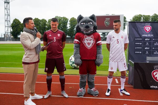 Сборная Латвии представила нового тренера, форму и шесть дебютантов - Sputnik Латвия