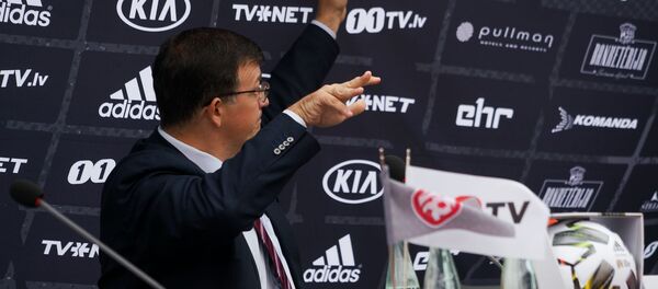 На главного тренера сборной Латвии по футболу Дайниса Казакевича упал информационный стенд - Sputnik Латвия