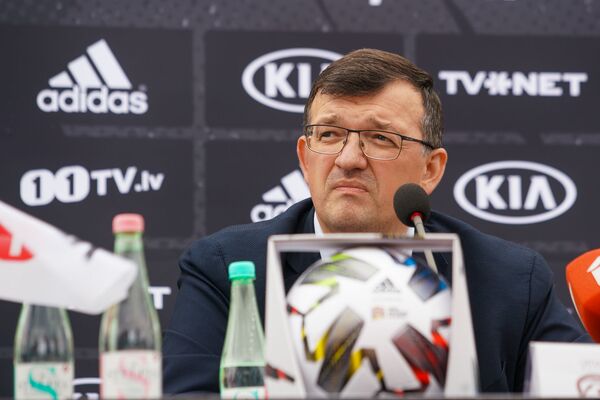 Сборная Латвии представила нового тренера, форму и шесть дебютантов - Sputnik Латвия