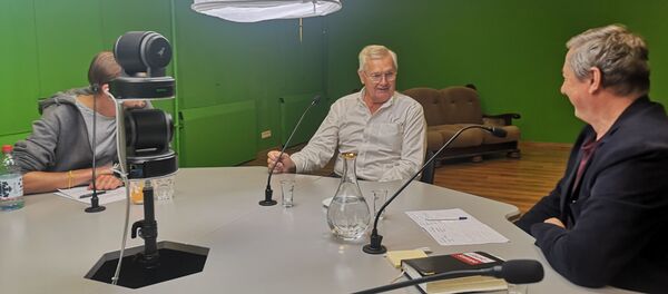Экс-глава МИД Латвии Янис Юрканс в радиостудии Экс-глава МИД Латвии Янис Юрканс в радиостудии - Sputnik Latvija