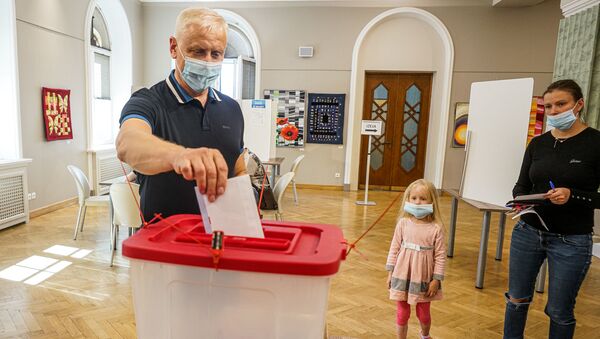 В Риге началось досрочное голосование на муниципальных выборах 2020 - Sputnik Латвия