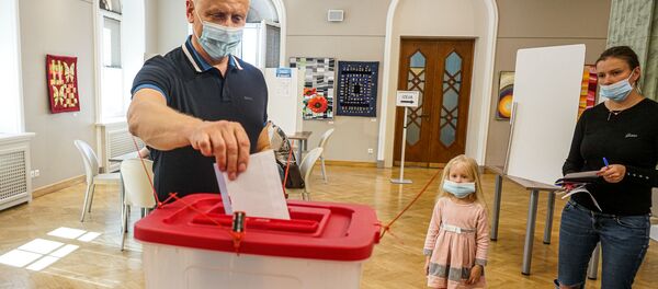 В Риге началось досрочное голосование на муниципальных выборах 2020 - Sputnik Латвия