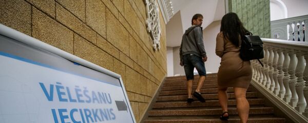 В Риге началось досрочное голосование на муниципальных выборах 2020 - Sputnik Латвия