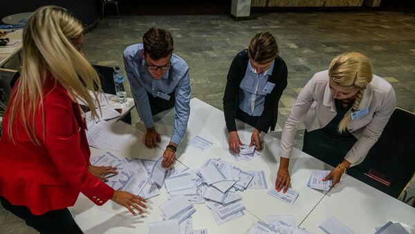 Подсчет голосов на участке №142 в Доме конгрессов - Sputnik Латвия