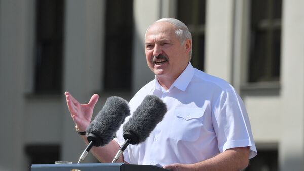 Президент Белоруссии Александр Лукашенко выступает на митинге, организованном в его поддержку на площади Независимости в Минске - Sputnik Latvija