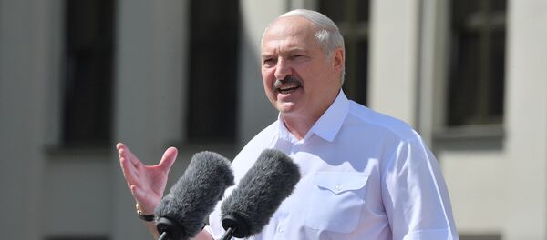 Президент Белоруссии Александр Лукашенко выступает на митинге, организованном в его поддержку на площади Независимости в Минске - Sputnik Latvija