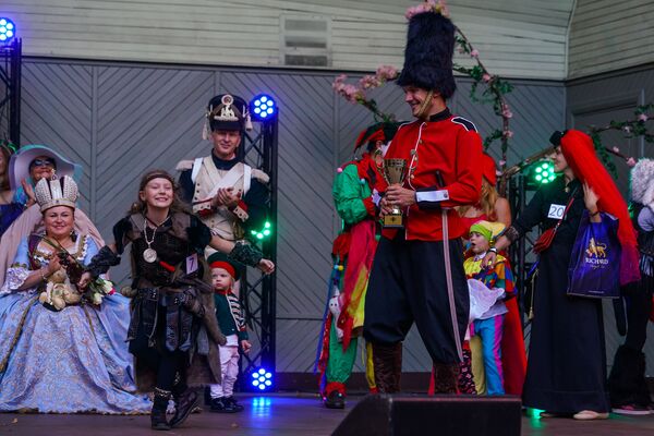 В Риге прошел фестиваль-карнавал Майский граф   - Sputnik Латвия