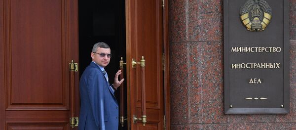 Официальный представитель МИД Белоруссии Анатолий Глаз у входа в здание МИД Белоруссии в Минске Официальный представитель МИД Белоруссии Анатолий Глаз у входа в здание МИД Белоруссии в Минске - Sputnik Latvija