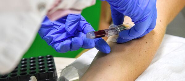 Забор крови для теста на антитела к COVID-19 Забор крови для теста на антитела к COVID-19 - Sputnik Latvija