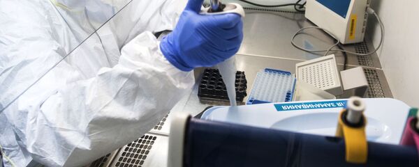 Сотрудник лаборатории проводит тесты на коронавирусную инфекцию - Sputnik Latvija