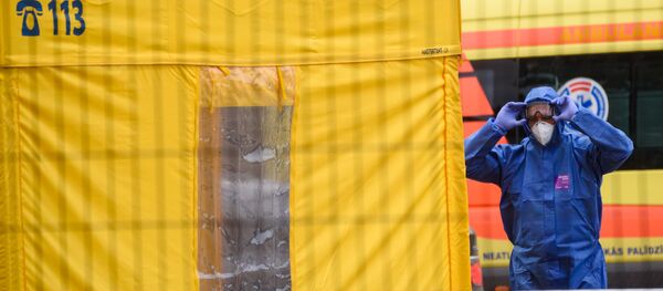 Медицинский сотрудник в защитном костюме Медицинский сотрудник в защитном костюме - Sputnik Латвия