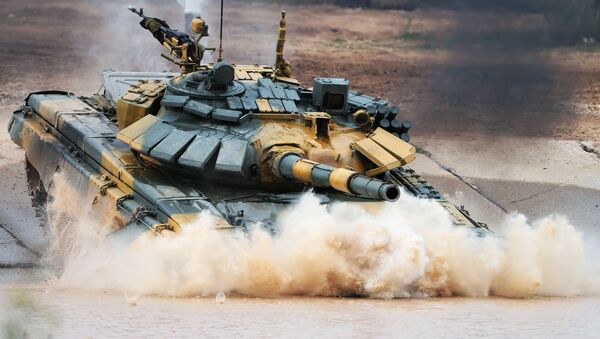 Танк Т-72 команды военнослужащих Вьетнама во время соревнований танковых экипажей в рамках конкурса Танковый биатлон-2020 на полигоне Алабино в Подмосковье во второй день VI Армейских международных игр АрМИ-2020 - Sputnik Latvija