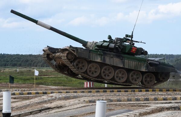 Танк Т-72Б3 команды военнослужащих Киргизии во время соревнований танковых экипажей в рамках конкурса Танковый биатлон-2020 на полигоне Алабино - Sputnik Латвия