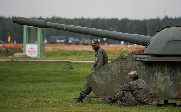 Российские военные отдыхают во время Танкового биатлона в Алабино - Sputnik Латвия