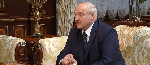Мы перехватили интересный разговор: Лукашенко заявил о фальсификации отравления Навального - Sputnik Латвия
