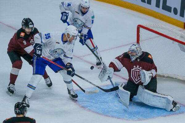 Новый сезон КХЛ: провальный первый период испортил дебют Скудры в Риге - Sputnik Латвия