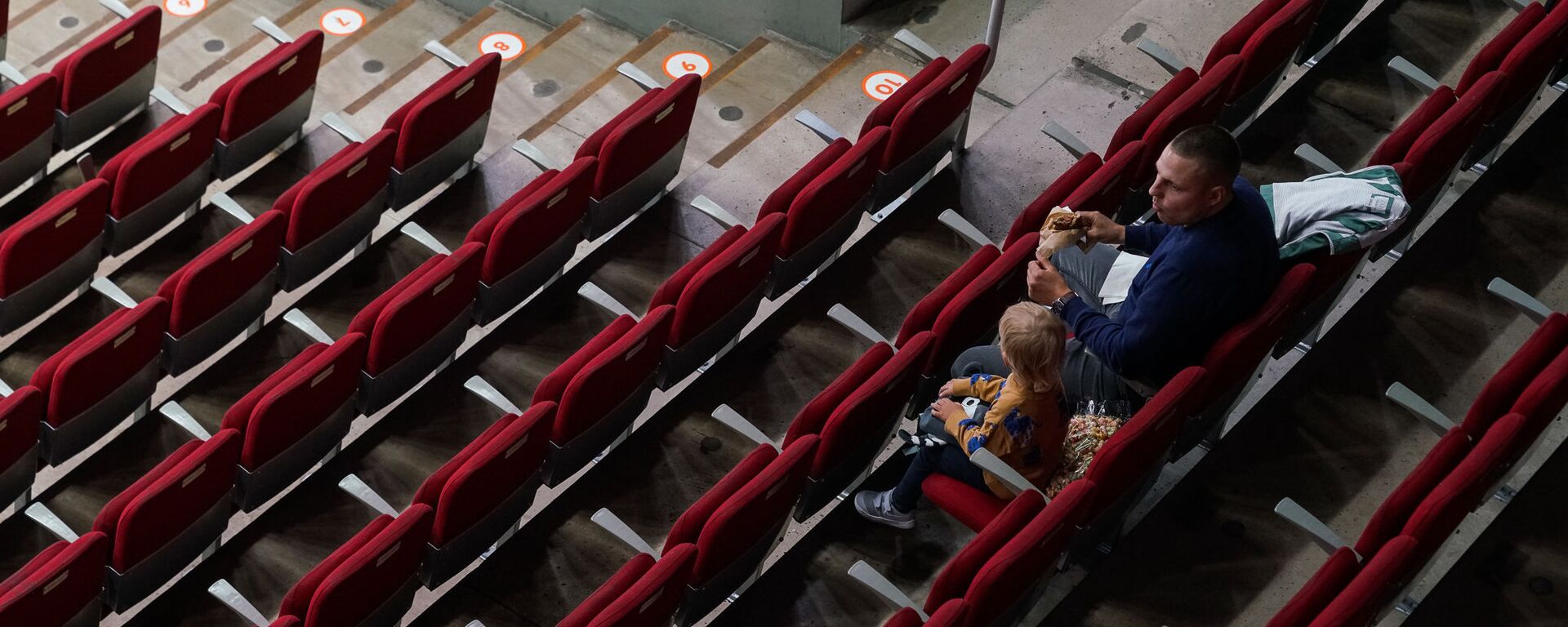 Немногочисленные зрители на «Арене» Рига Немногочисленные зрители на «Арене» Рига - Sputnik Латвия, 1920, 03.02.2021