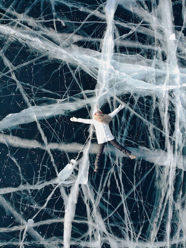 Девушка лежит на льду замерзшего Байкала - Sputnik Латвия