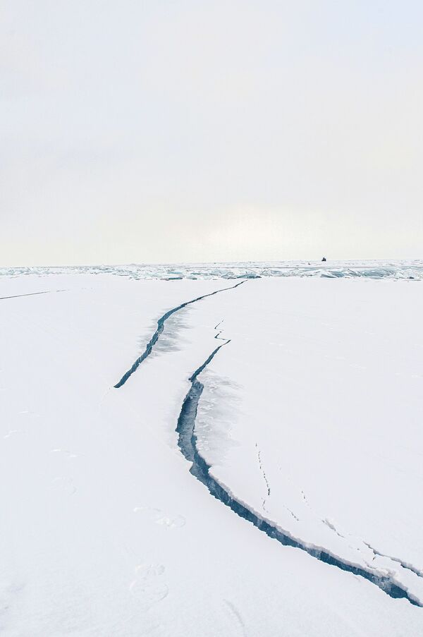 Трещины на льду зимнего Байкала - Sputnik Латвия