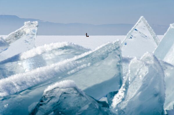 Фигура человека на льду озера Байкал - Sputnik Латвия