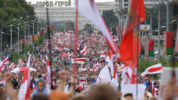 Десятки тысяч человек вышли в Минске на акцию протеста 6 сентября - Sputnik Latvija