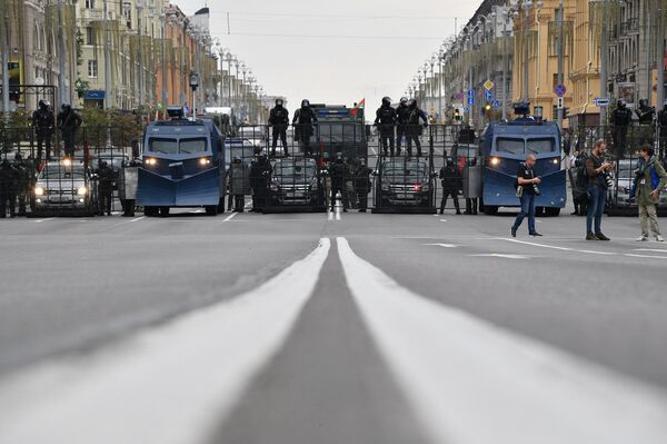 Воскресная акция протеста в Минске прошла под дождем - Sputnik Латвия