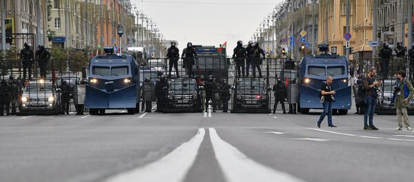 Сотрудники правоохранительных органов перекрыли несколько улиц в центре Минска - Sputnik Латвия