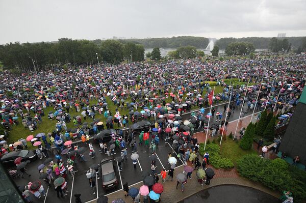 Воскресная акция протеста в Минске прошла под дождем - Sputnik Латвия