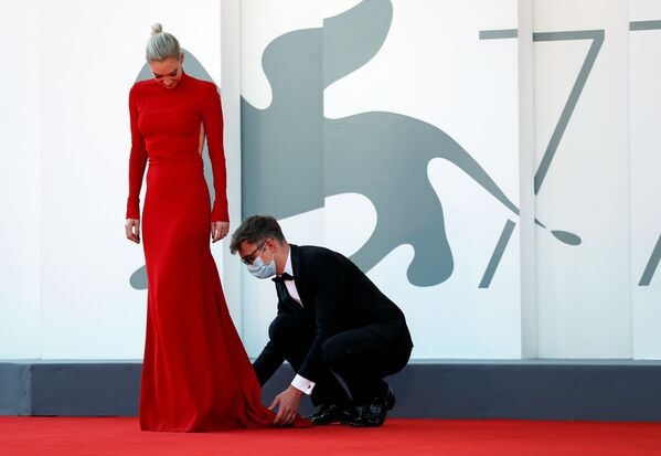 Актриса Ванесса Кирби на красной дорожке Венецианского кинофестиваля - Sputnik Латвия
