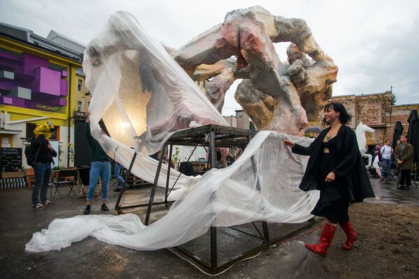 Молодой скульптор Анце Вилните открывает в квартале Таллинас скульптуру «Борьба гигантов» - Sputnik Латвия