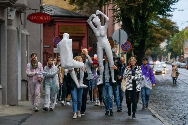 Шествие по Риге в честь открытия квадриеннале скульптуры напоминало кадры из фильмов Феллини - Sputnik Латвия