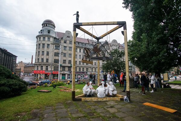 Скульптура «Колоколы независимости» - напоминание о позорном столбе на углу улиц Стабу и Сколас, где в XVII-XIX проводились публичные казни представителей низших сословий - Sputnik Латвия