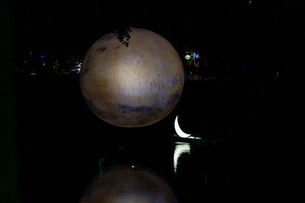 Инсталляции «Марс» британского художника Люка Джеррама и «Частный месяц» Леонида Тишкова в Рижском канале стали самыми фотографируемыми объектами «Белой ночи» - Sputnik Латвия