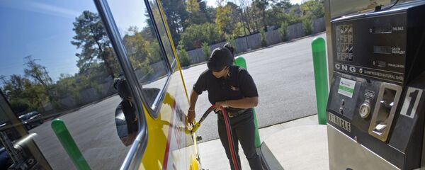 Заправка автомобиля сжатым газом - Sputnik Латвия