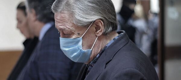 Суд отправил за решетку Михаила Ефремова: актер признан виновным в смертельном ДТП - Sputnik Латвия