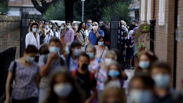 Студенты в защитных масках - Sputnik Latvija