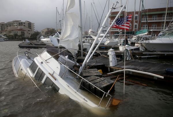 Яхта под флагом США, пострадавшая от урагана Салли во Флориде  - Sputnik Латвия