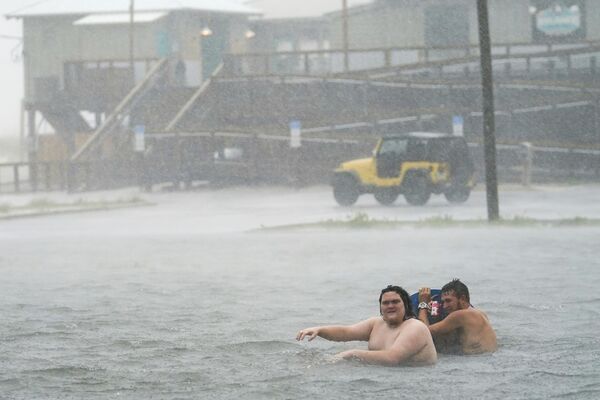 Люди купаются на затопленной парковке в США - Sputnik Латвия