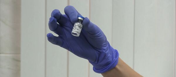 Врачи-добровольцы сделали прививку российской вакциной от коронавируса Спутник V - Sputnik Латвия