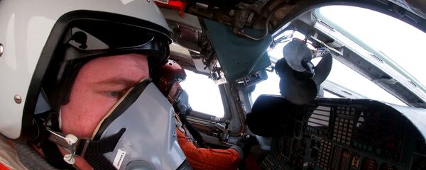 Российский Су-35 эффектно отогнал истребитель НАТО от Ту-160 над Балтикой - Sputnik Латвия