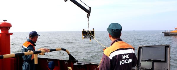 Саперы МЧС разминируют немецкую баржу в Балтийском море - Sputnik Латвия